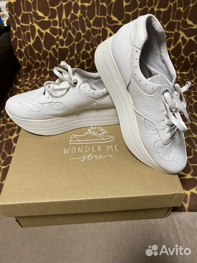 Кроссовки женские