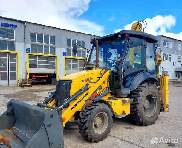 Стекло кузовное правое для New Holland B80