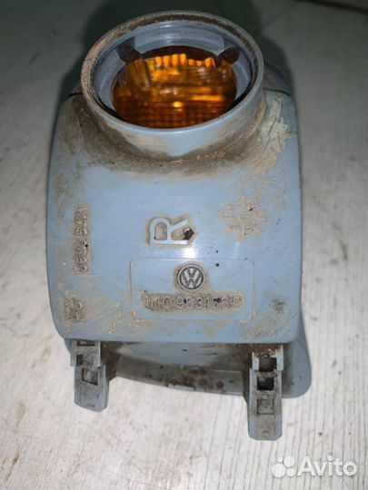 Поворотник передний правый Volkswagen Vento