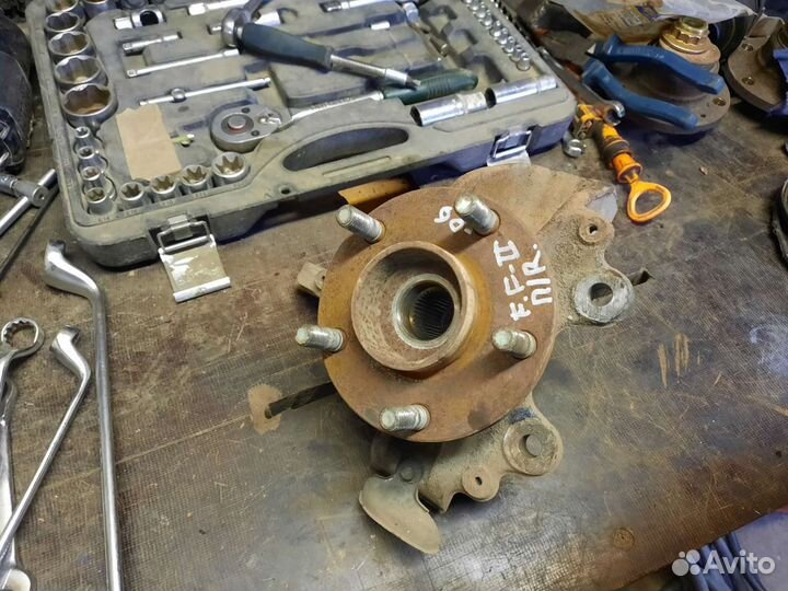 Поворотный кулак правый Ford Focus 2