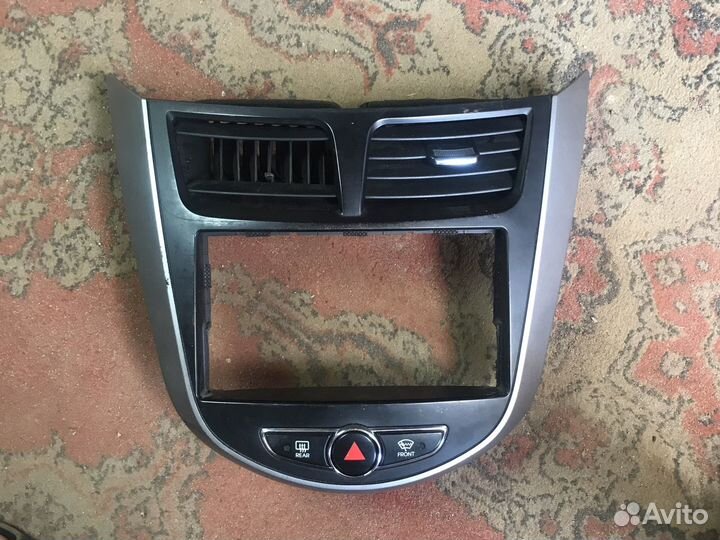 Рамка магнитолы Hyundai Solaris