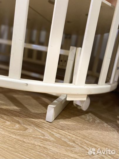 Детская кроватка с маятником круглая