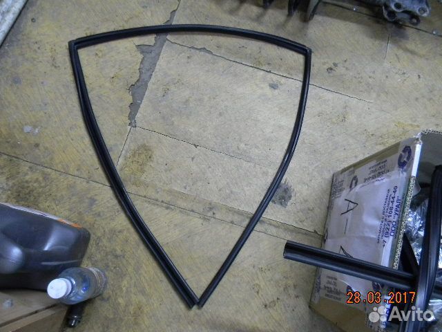 Уплотнитель стекла двери задний левый Toyota