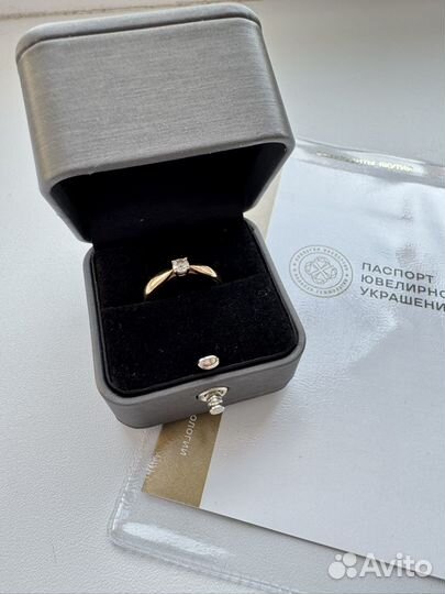 Золотое кольцо с бриллиантом