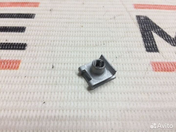 Клипса панели приборов Volkswagen Touareg 7L