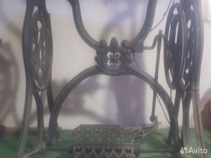 Швейная машинка на старинной немецкой станине