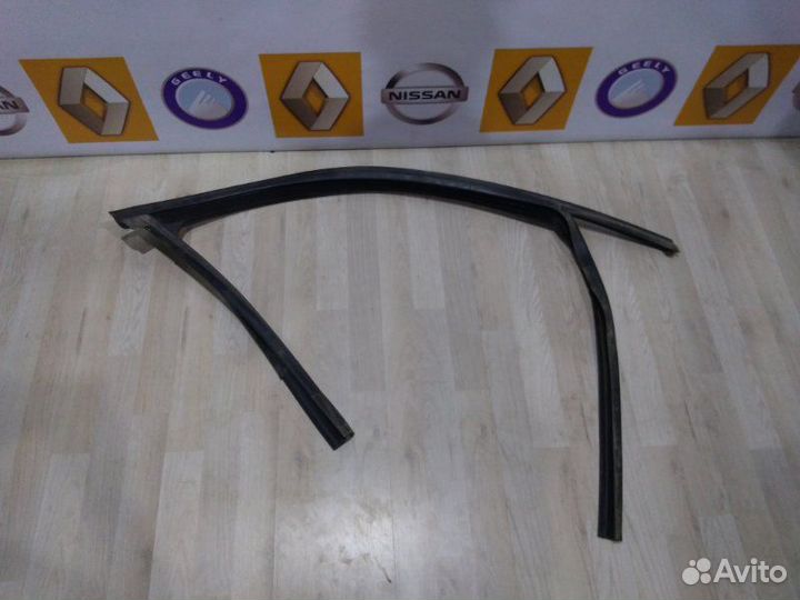 Уплотнитель перед проема стекла двери Renault flue
