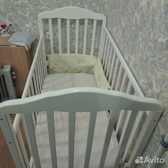 Детская кроватка с маятником