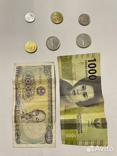 Набор банкнот и монет из разных стран мира