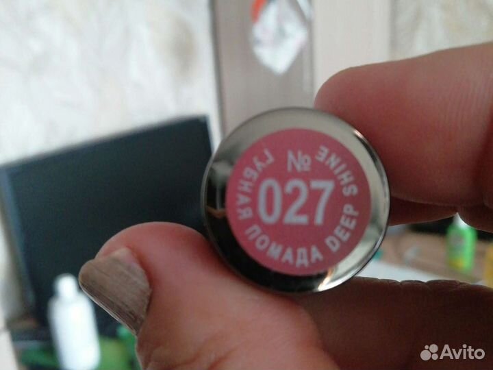 Помада глянцевая коричневая