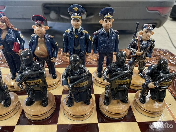 Шахматный резной стол