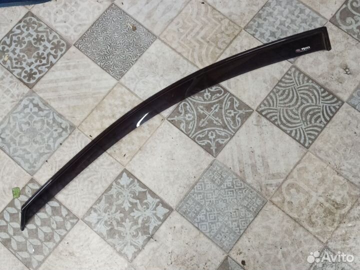 Ветровик передний левый KIA Rio