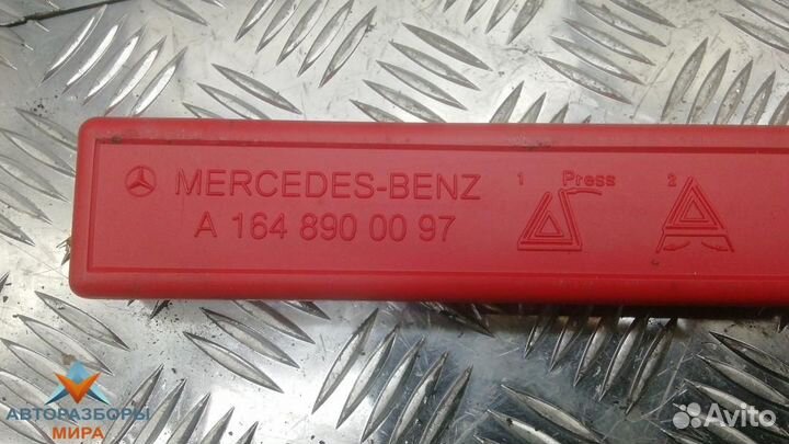 Знак аварийной остановки Mercedes-Benz M-Класс