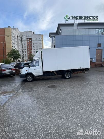 Водитель на личном автомобиле газель