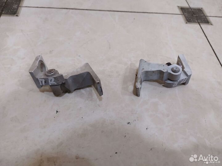 Петля двери передняя правая Skoda Rapid