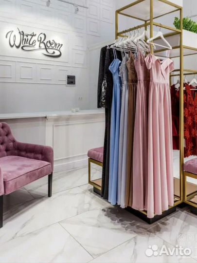 Аренда рейла, полок, стеллажей в шоуруме