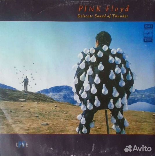 Виниловые пластинки на подставке