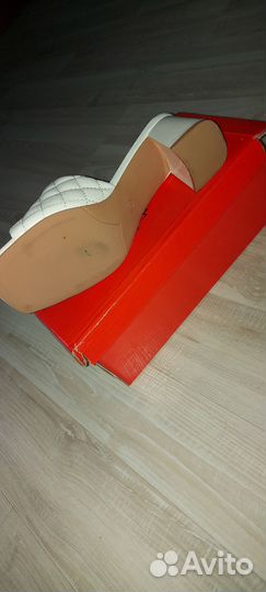 Продам шлепки новые белого цвета