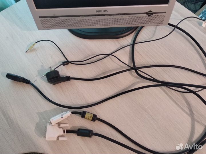 Монитор Philips квадратный