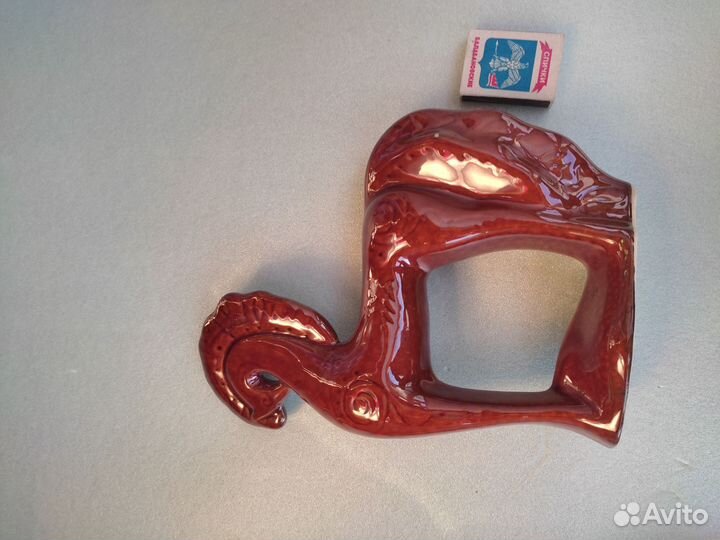 Фарфоровая статуэтка конь