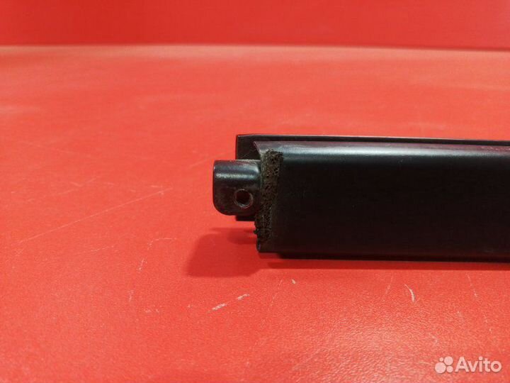 Направляющая стекла двери задняя правая Nissan