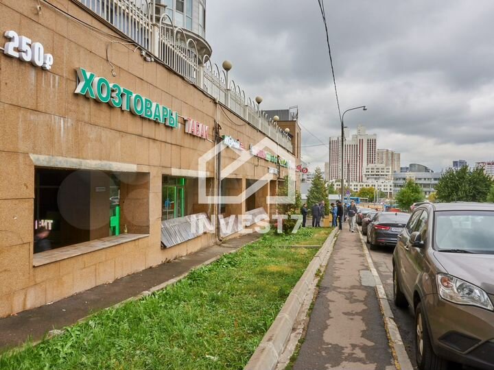 Объект на выходе из метро