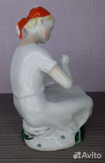 Фарфоровая статуэтка Гадание на ромашке лфз