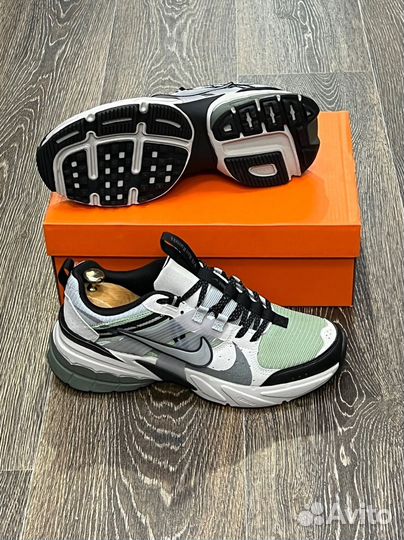 Nike air zoom wmns v2k