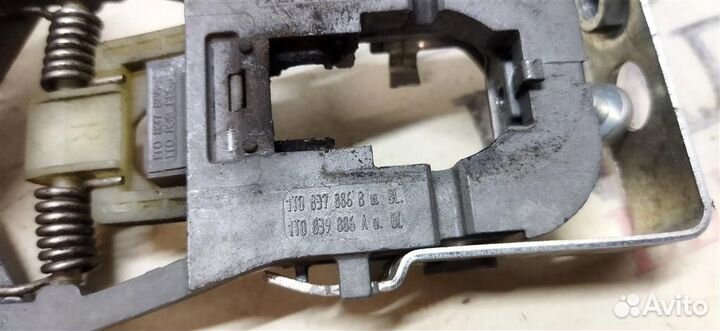 Кронштейн ручки правый VW Touran 2003-2010