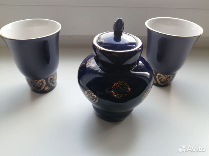 Сахарница с чашками