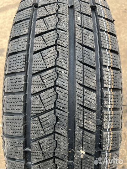 Roadmarch Snowrover 868 235/45 R18 117T