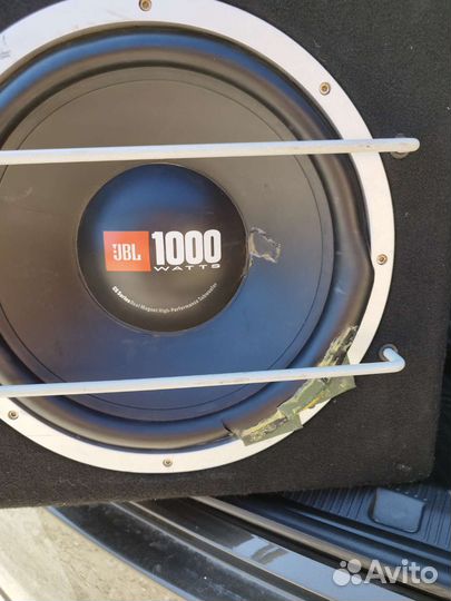 Сабвуфер и усилитель в автомобиль