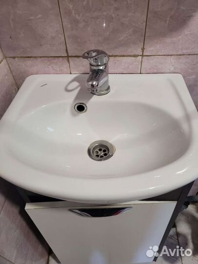 Раковина с тумбой и зеркалом