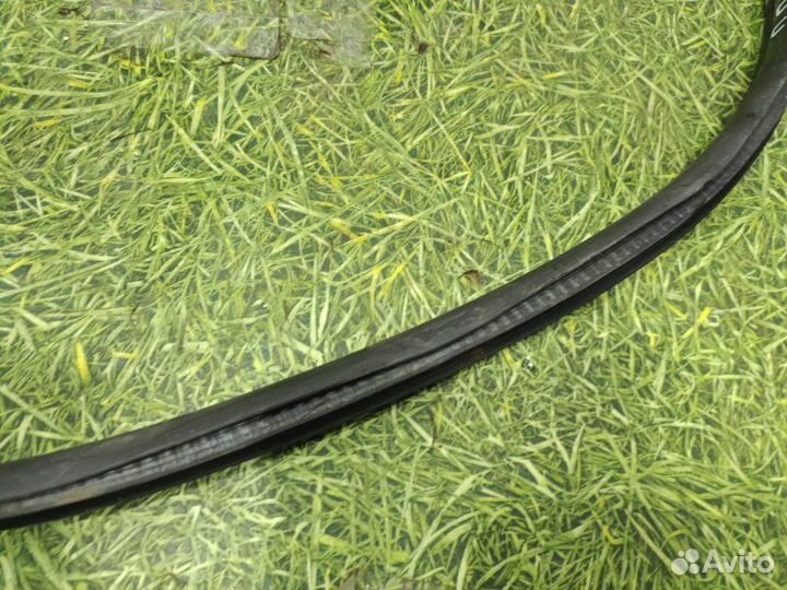 Уплотнительная резинка боковой двери передняя