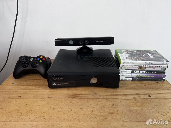 Xbox 360 Slim 250gb с двумя геймпадами, Кинектом