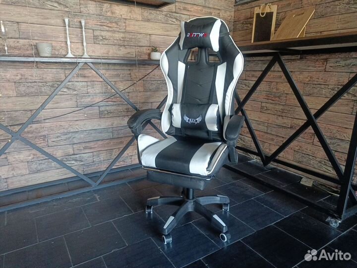 Компьютерное кресло с подножкой