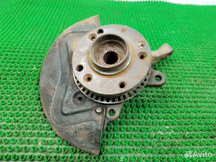 Кулак поворотный передний правый Volkswagen Golf 3