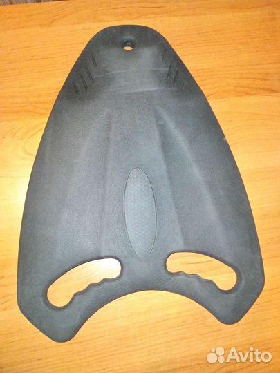 Доска для плавания в бассейне