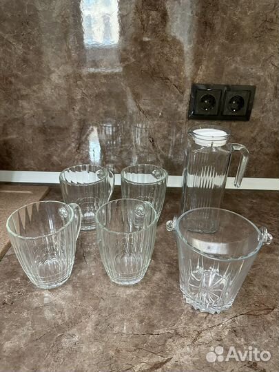 Пивные стаканы, кувшин и ведро для шампанского