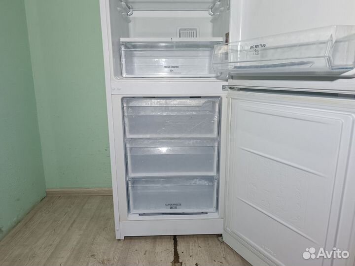 Холодильник Hotpoint-Ariston total no frost HF5200