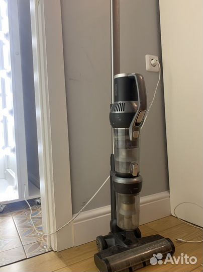 Вертикальный черный пылесос Genio Magic Stick M20