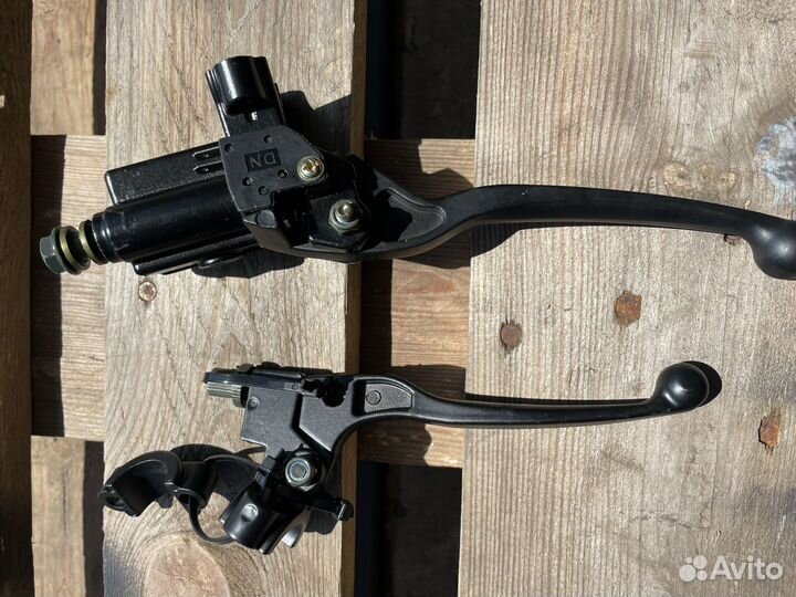 Рычаги тормоза и сцепления на мотоцикл