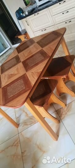 Стол и табуретки