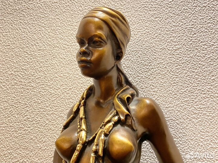 Пара мраморных статуэток (африканцы)