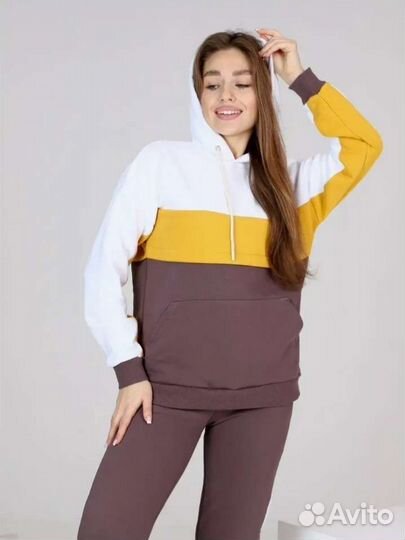 Спортивный женский костюм