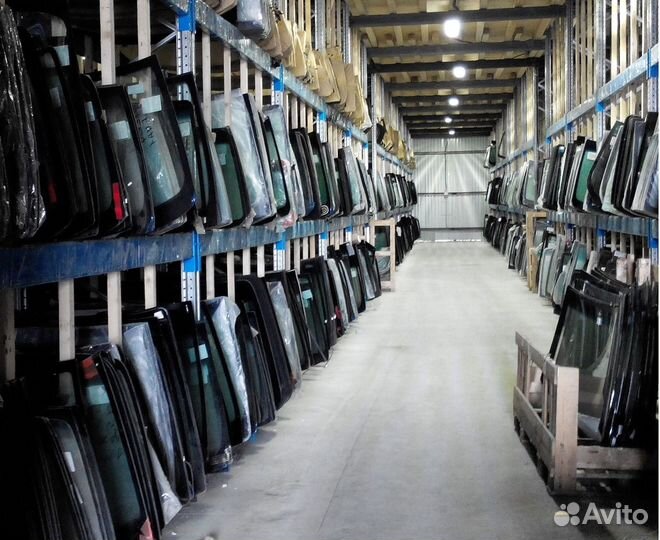 Стекло правое John Deere 210 / 240 / 260