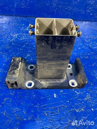 Кронштейн усилителя бампера передний правый Land