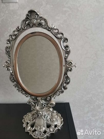 Предметы интерьера часы,зеркало, лампа