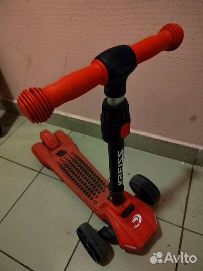 Детский самокат трехколесный