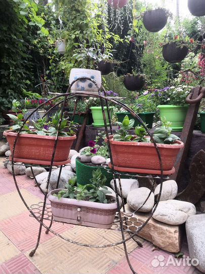 Подставка для цветов металлическая